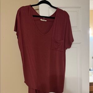 Casual V-Neck Pocket Tee in Burgundy
